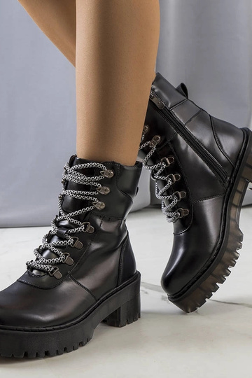 Botins pretos com...