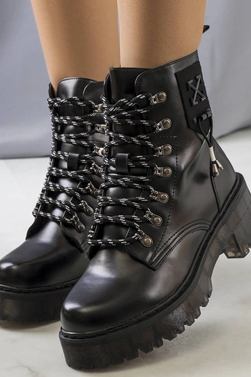 Botins pretos com atacadores decorativos Laverda