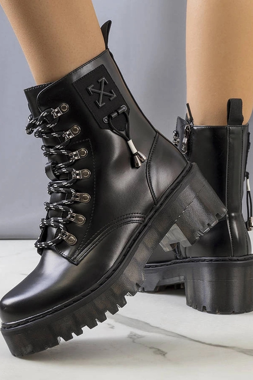 Botins pretos com atacadores...