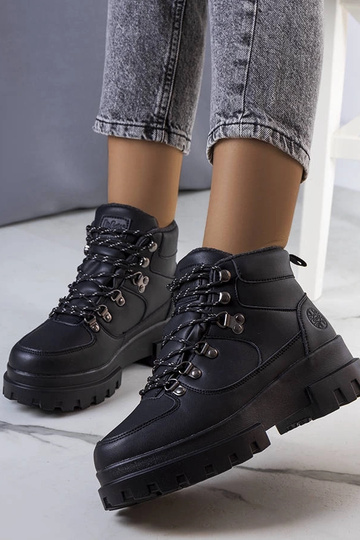 Botas de caminhada pretas...