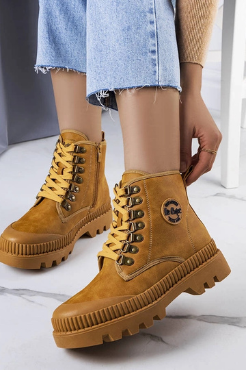 Botas curtas marrons claras...