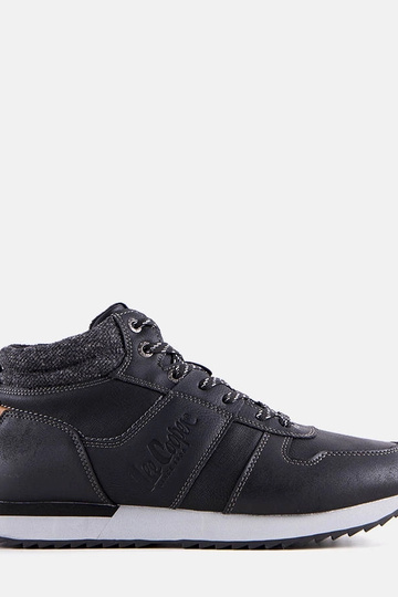 Botas de caminhada pretas...