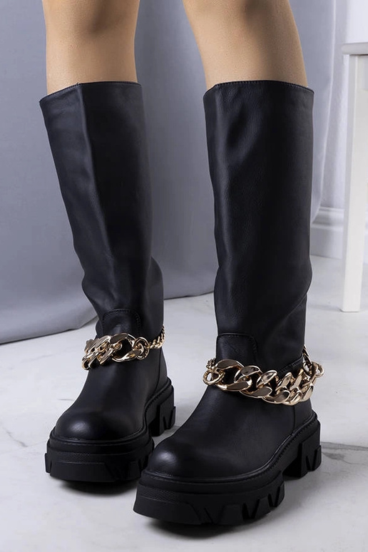 Botas pretas Cumia isoladas