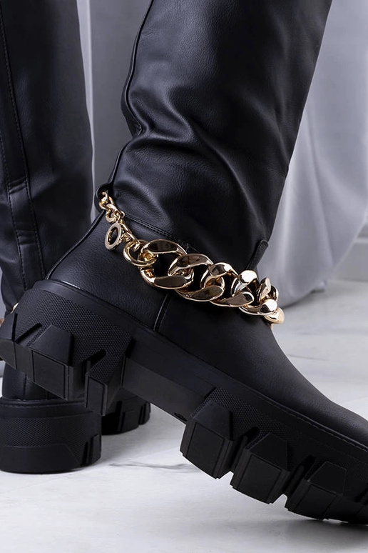 Botas pretas Cumia isoladas