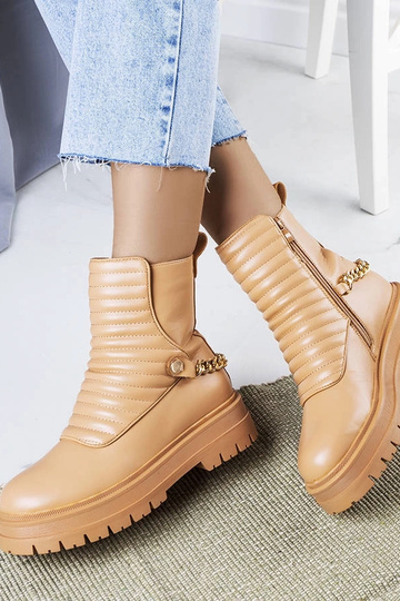Botins isolados bege com corrente Pareda