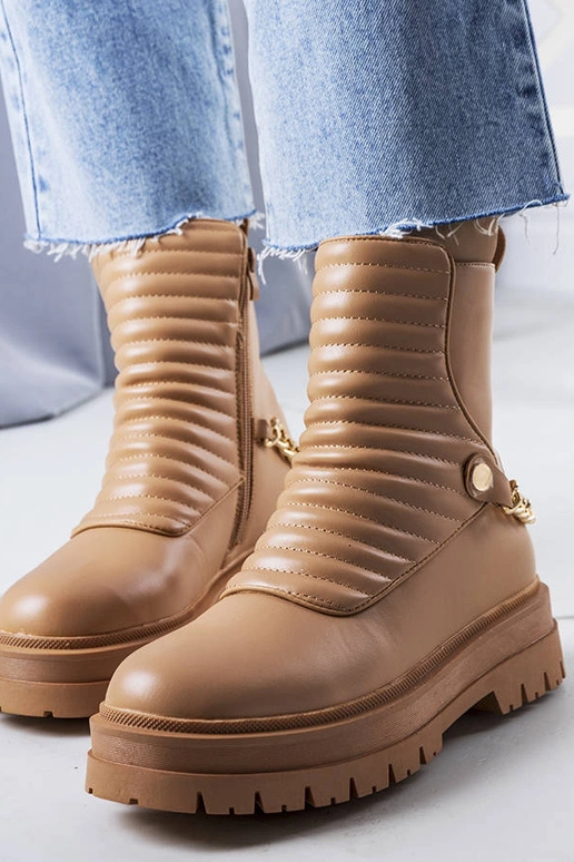 Botins isolados bege com corrente Pareda