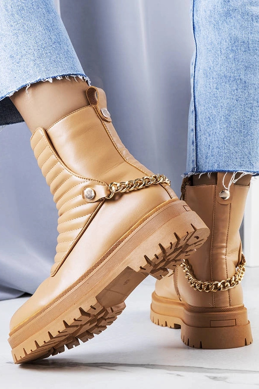 Botins isolados bege com corrente Pareda