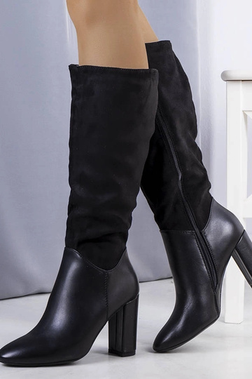 Botas pretas com isolamento...