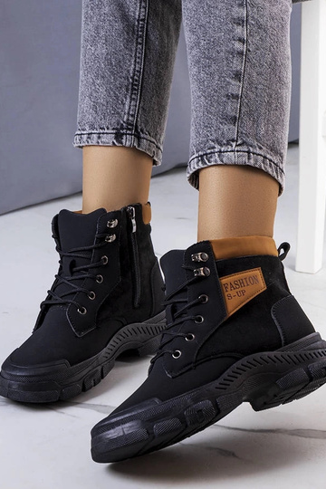 Botas pretas com isolamento...