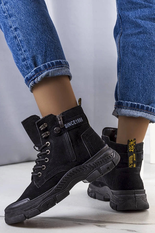 Botas isoladas pretas de camurça...