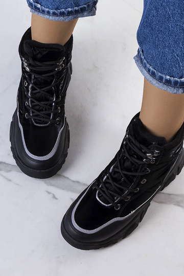 Botas pretas com isolamento...