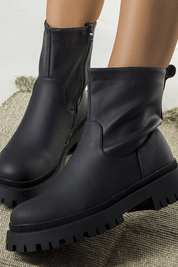 Botins pretos isolados Basil 2