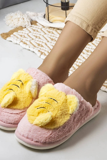 Pantufas macias rosa e amarelas de abelha