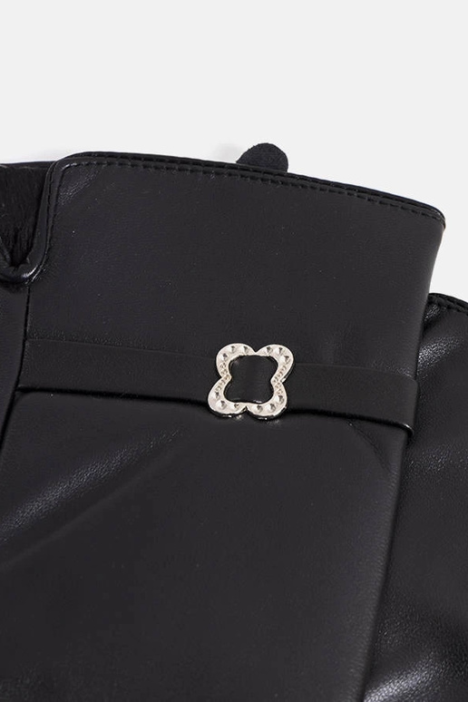 Luvas pretas isoladas com fivela Clouti