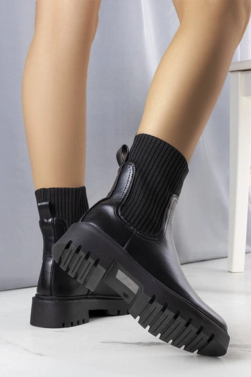 Botas pretas com isolamento...