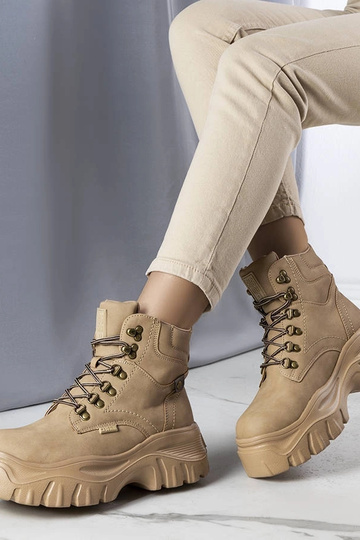 Botas de caminhada na cor...