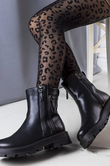 Botas pretas com isolamento...