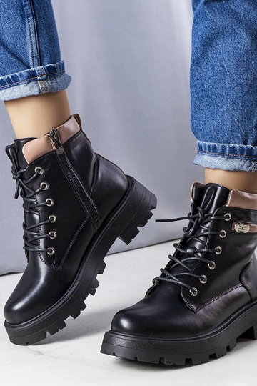 Botas pretas Artois isoladas