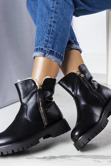 Botins pretos com isolamento e pelo Teris