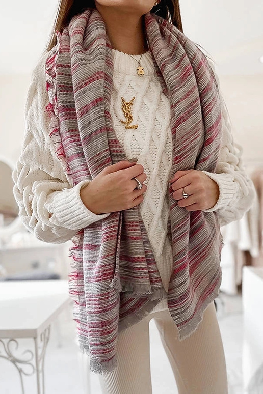 Cachecol roxo de Nyomi