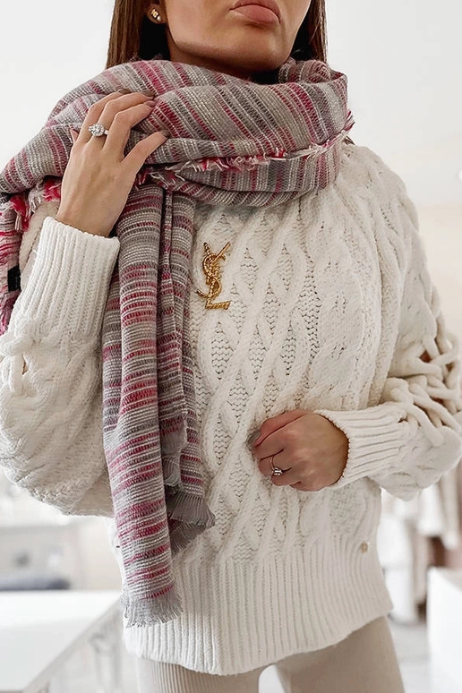 Cachecol roxo de Nyomi