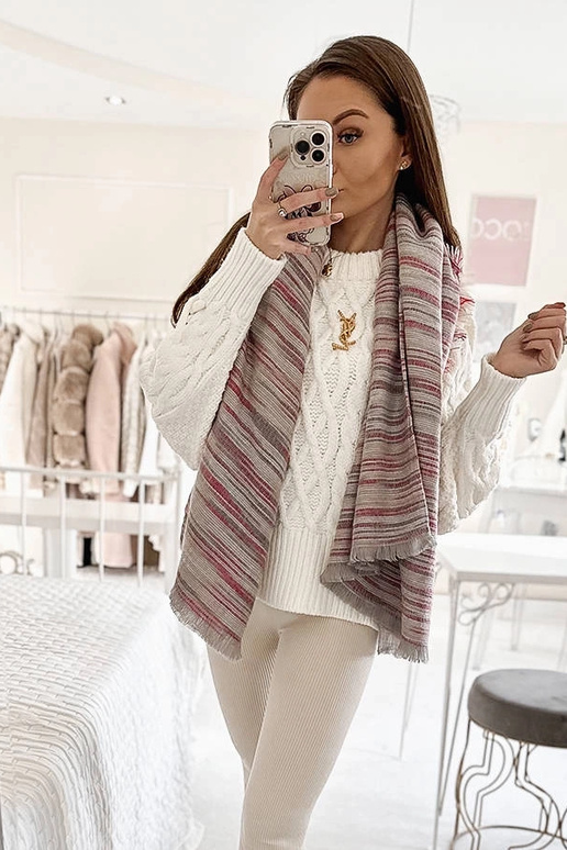 Cachecol roxo de Nyomi