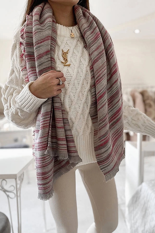 Cachecol roxo de Nyomi