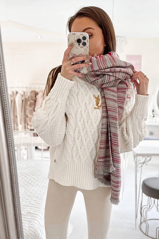 Cachecol roxo de Nyomi