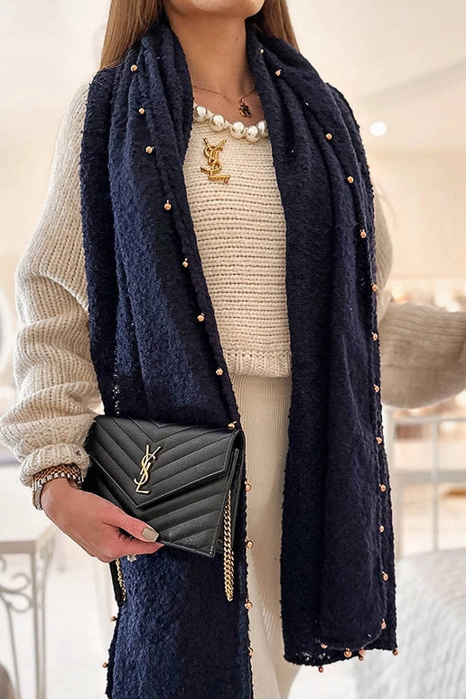 Xale azul marinho com contas douradas...