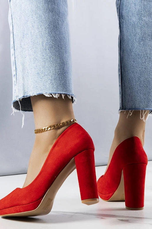 Sapatos vermelhos com salto bloco...