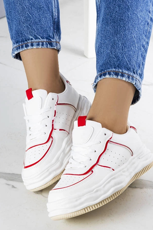 Tênis branco com palmilhas vermelhas...