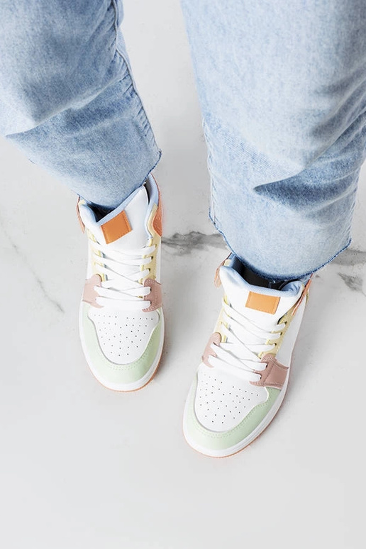 Tênis de cano alto laranja da Kari