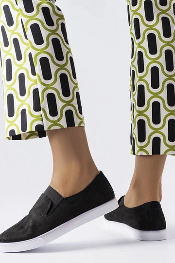 Tênis pretos de camurça...