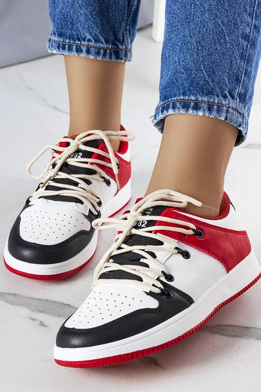 Tênis retro pretos e vermelhos, "Shari"