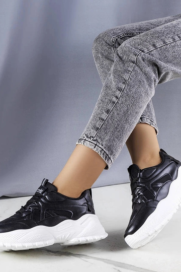 Tênis preto com solado...