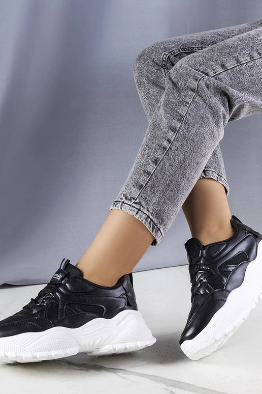 Tênis preto com solado Lorene enorme