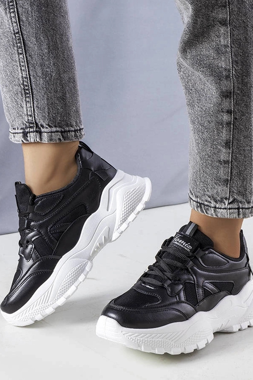 Tênis preto com solado Lorene enorme