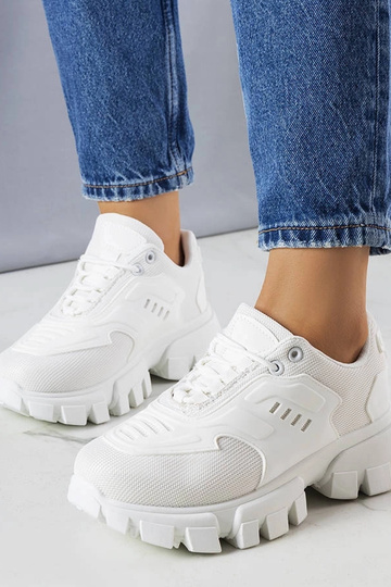 Tênis brancos com solado...