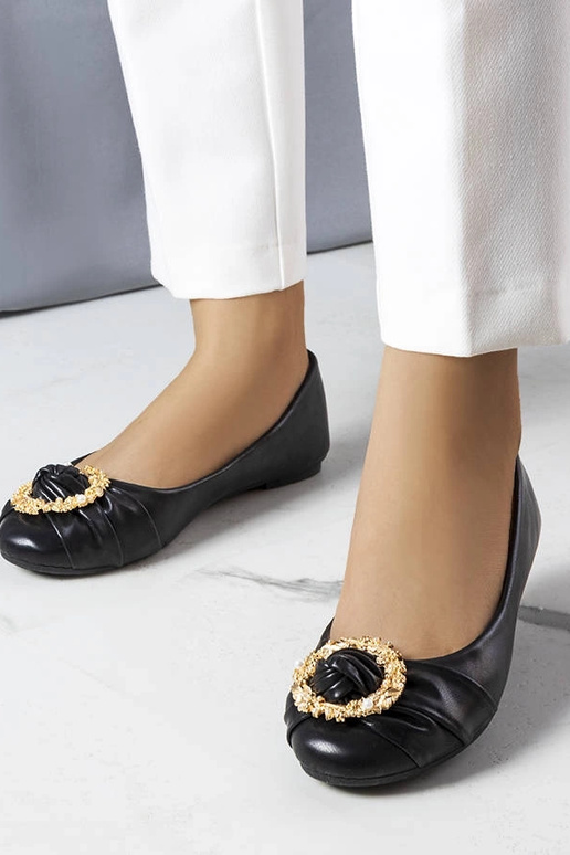 Sapatilhas pretas com decoração...