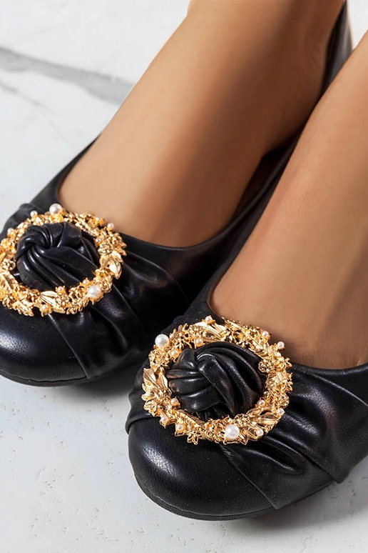 Sapatilhas pretas com decoração...