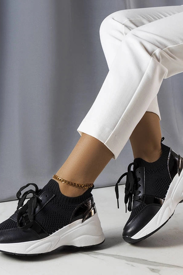 Tênis pretos com...