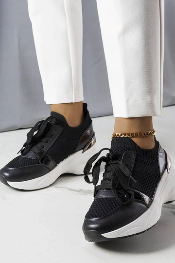 Tênis pretos com... 2