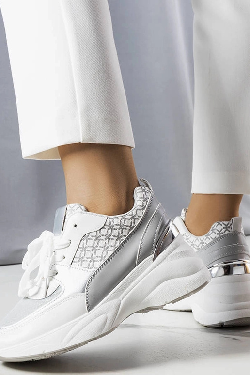 Tênis cinzas com monograma, "Lora"