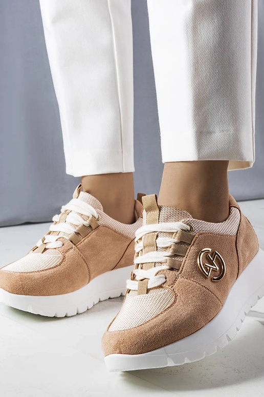 Tênis na cor areia com plataforma,...