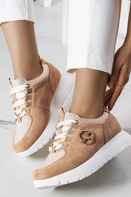 Tênis na cor areia com plataforma,...