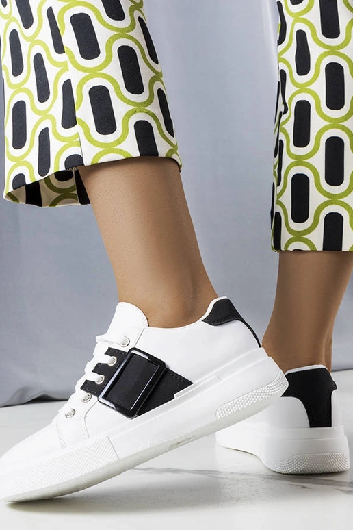 Tênis branco decorado com fivela...