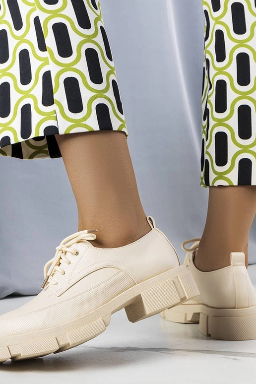 Sapatos bege com sola enorme Kay