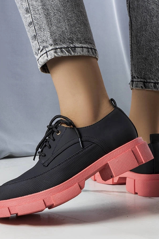 Botas pretas de cano curto com sola...