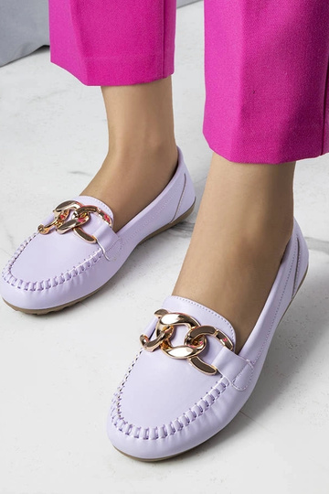 Mocassim roxo com corrente Norma