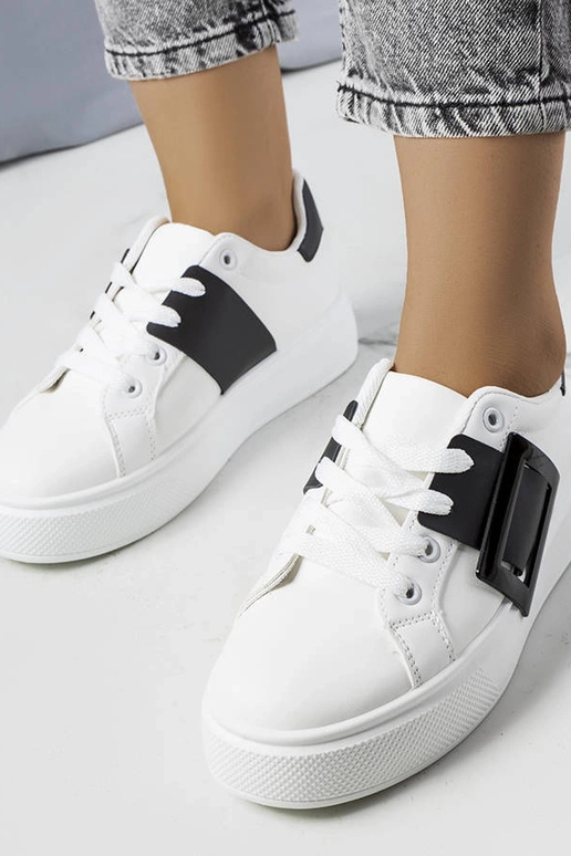 Tênis branco decorado com fivela Toni...